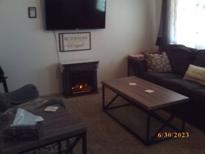 Smart TV, fireplace, books, stereo