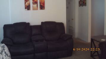 Smart TV, fireplace, books, stereo