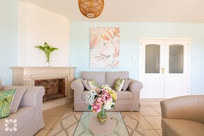 Fernseher, Kamin, DVD-Player