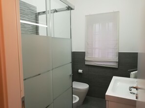 Dusj, hårføner, badekåper og bidé