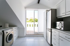 Fridge, microwave, oven, stovetop - AL \ 86391 - Charming Penthouse in Chiado with terrace. (Lisboa)