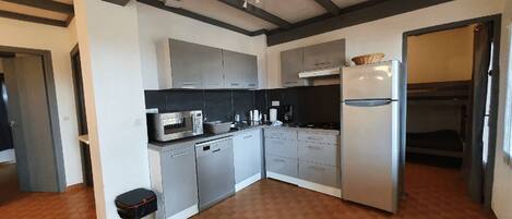 冷蔵庫、オーブン、コーヒー / ティーメーカー、トースター