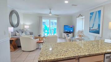 Televisie, een dvd-speler, boeken en een filmbibliotheek