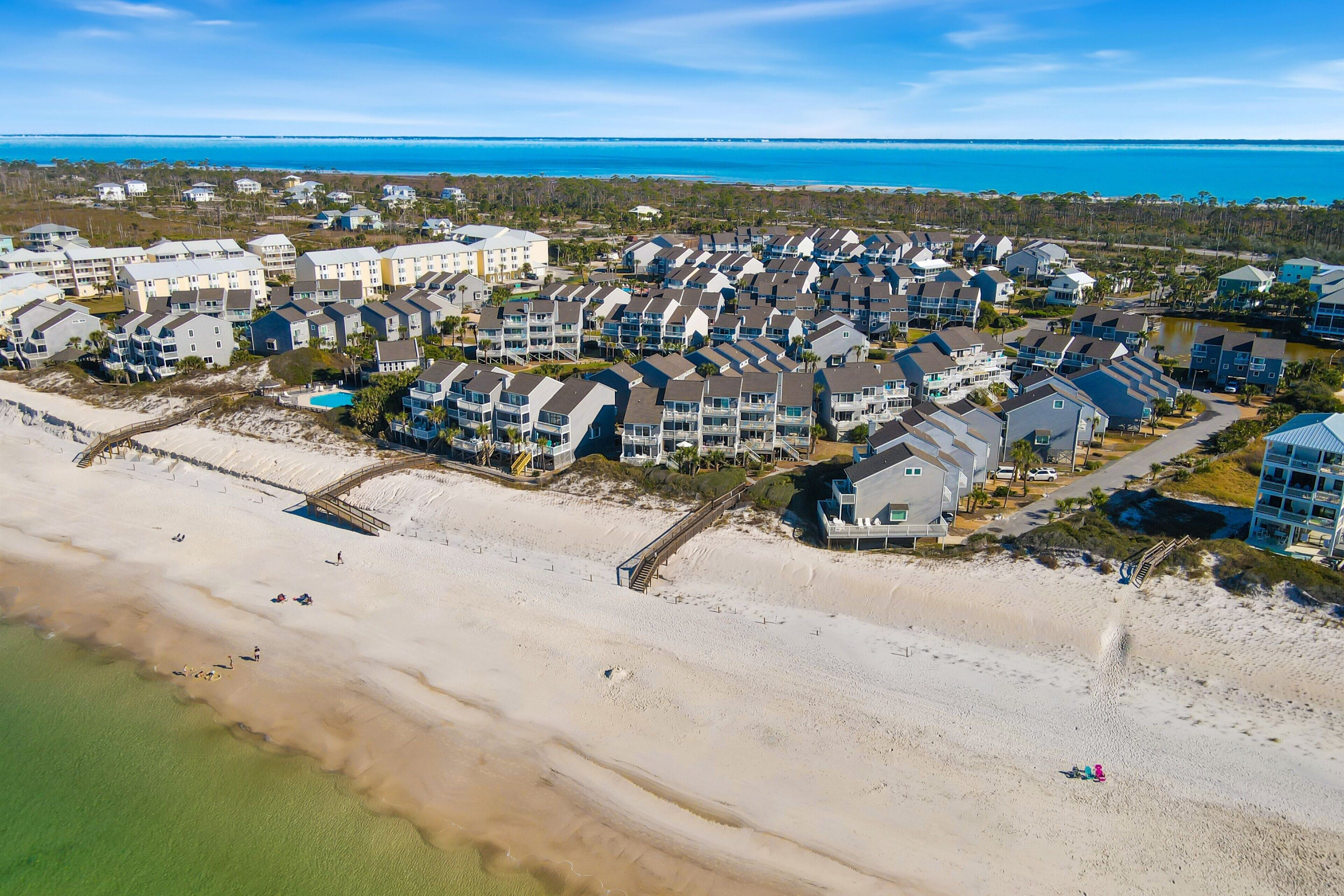 Vlak bij het strand, ligstoelen