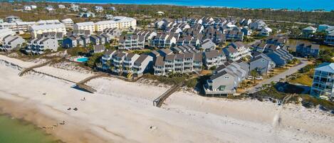 Una playa cerca, sillas reclinables de playa
