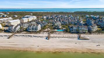 Playa en los alrededores y camastros