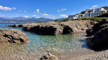Plage, chaises longues