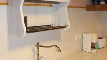 Een koelkast, een microgolfoven, een kookplaat