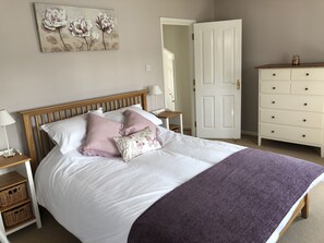 3 slaapkamers, een bureau, een strijkplank/strijkijzer, reisbedje