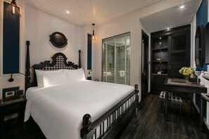 Minibar, in-room safe, desk, blackout curtains - Hanoi Esplendor Hotel and Spa (Hanoi)