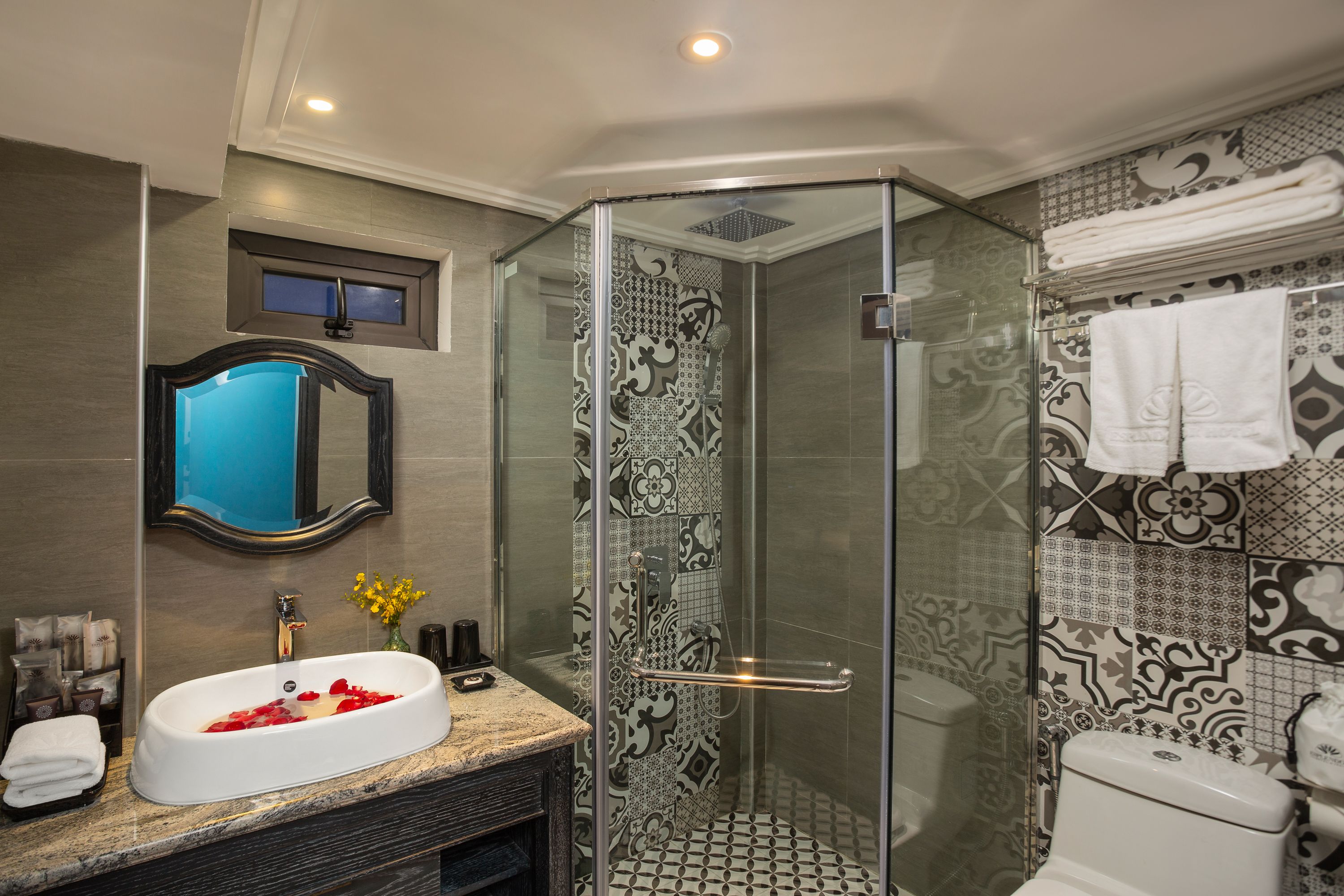 esplendor honey moon double room with balcony | bathroom | shower, free toiletries, hair dryer, bathrobes