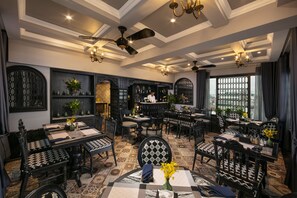 บริการอาหารเช้า อาหารกลางวัน อาหา�รเย็น, อาหารท้องถิ่นและนานาชาติ