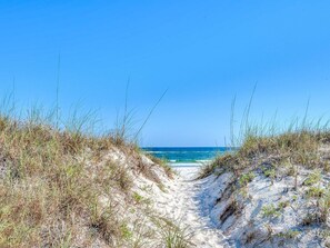 På stranden