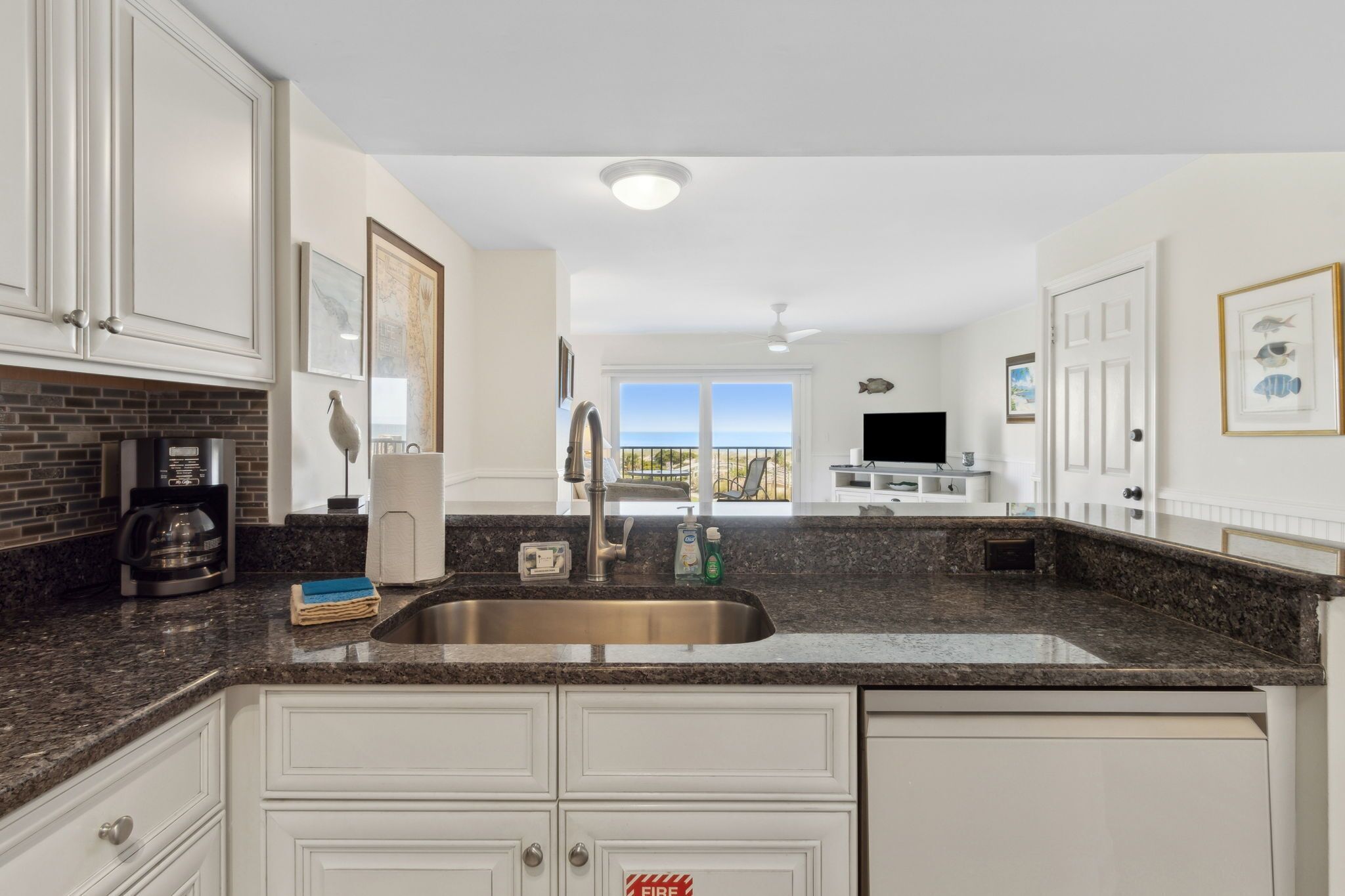 Réfrigérateur, micro-ondes, cafetière/bouilloire, grille-pain