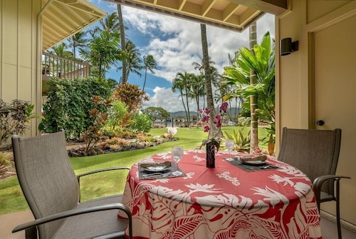 Remodeled Beachfront Condo - Lae Nani 211 - AC in Living Room & Bedroom
