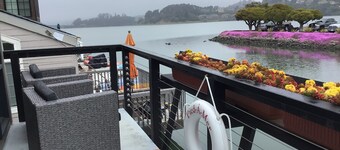 Cozy & Cute Sausalito Boathouse