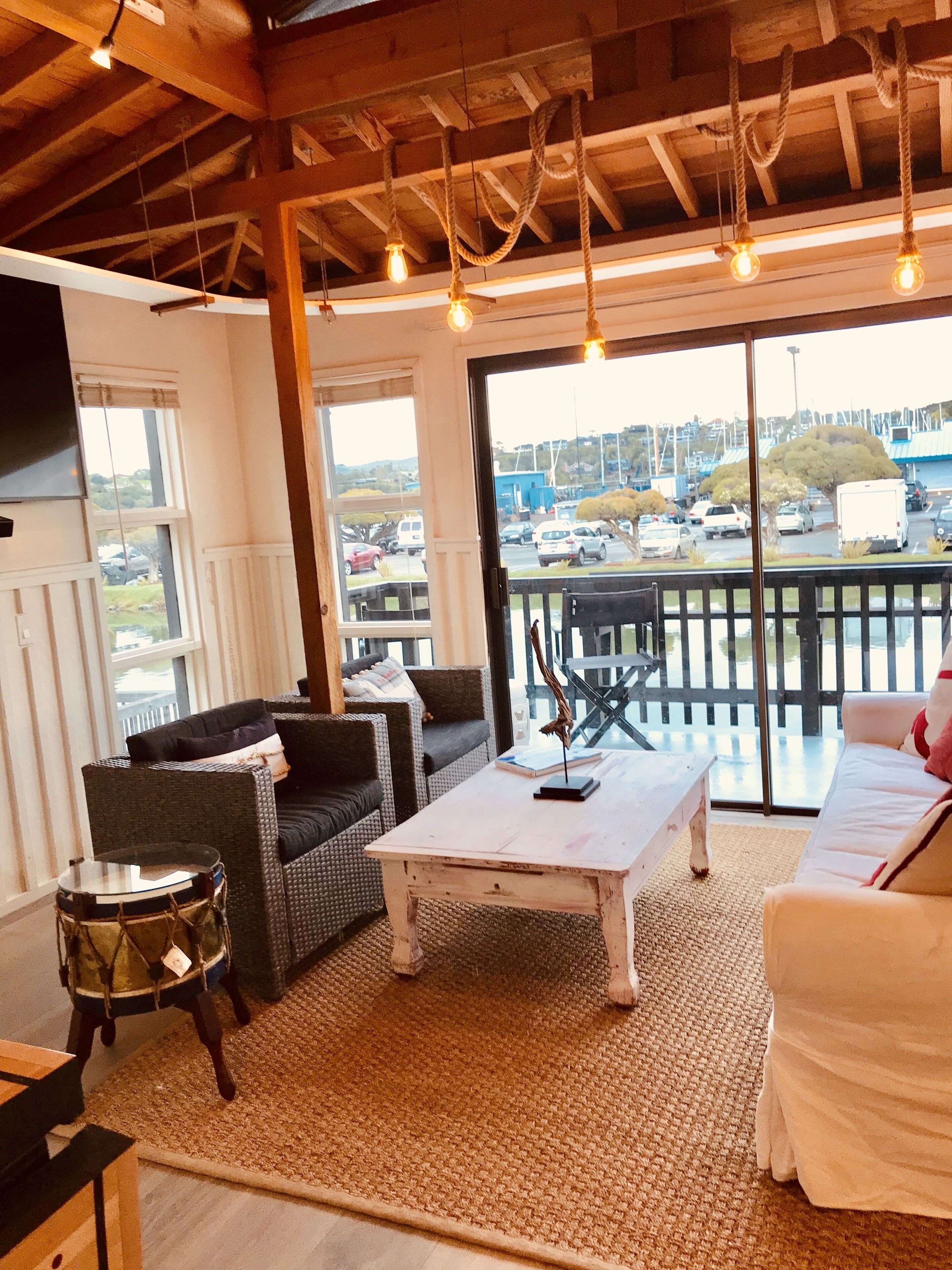 Una televisión, una biblioteca de música, una videoteca