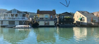 Cozy & Cute Sausalito Boathouse