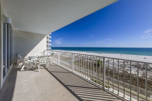 Outdoor dining - Lighthouse 307 (Gulf Shores)