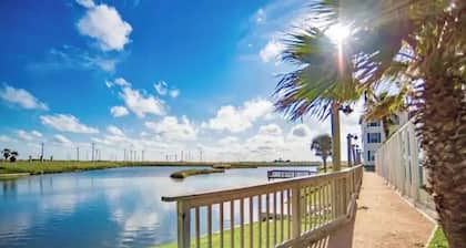 1st Floor 1 BDR-1 Bath/Just steps to the Beach!