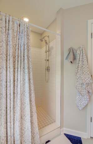 Combined shower/tub, jetted tub, hair dryer, towels