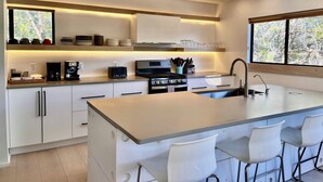 Kaffetrakter/tekoker, kjøleskap, mikrobølgeovn og ovn