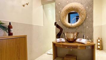 Shower, hair dryer, bidet, towels