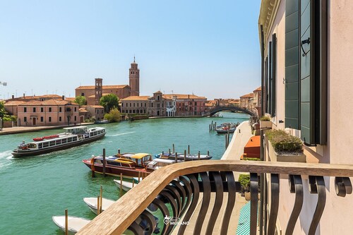 AMETISTA Suite mit Panoramablick auf den Kanal und Balkon