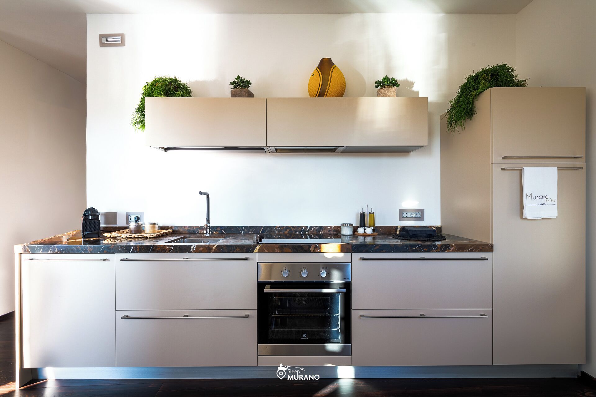 Kjøleskap, ovn, kokeplater og oppvaskmaskin