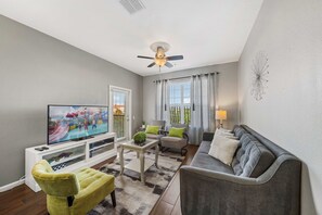 Una televisión, un reproductor de DVD, un reproductor estéreo