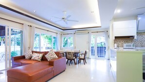 3 Bedrooms Villa with Private Pool | Living area - Golden Ville Pool Villa (Kathu)
