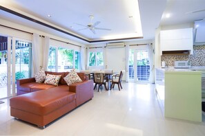 Living area - Golden Ville Pool Villa (Kathu)