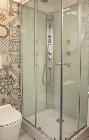 Doccia, vasca idromassaggio, asciugacapelli, bidet