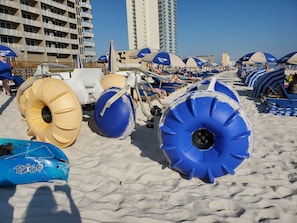Plage, chaises longues