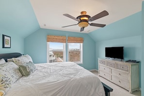 4 bedrooms, desk, iron/ironing board, WiFi