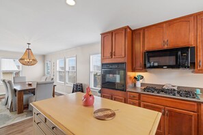 冰箱、微波炉、烤箱、炉灶