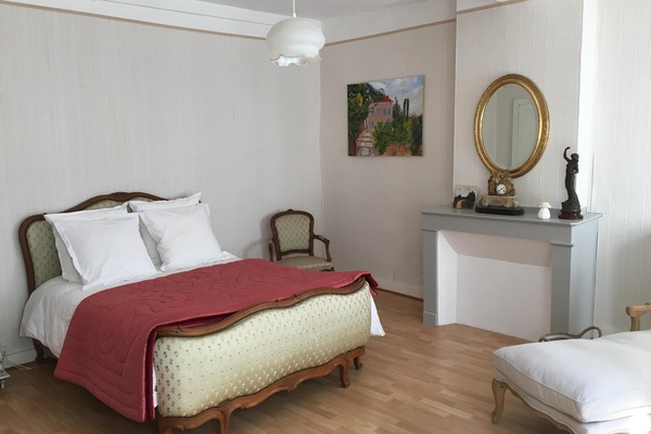 4 quartos, ferros/tábuas de passar roupa, berço de viagem