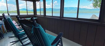 Dos dormitorios con una casa de campo loft en el lago Saddleback.