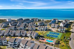 A coastal residential area with modern houses, a tennis court, and a swimming pool. - Dog-Friendly·Gulf Views· Steps to White Sand Beach (Port Saint Joe)