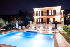 Una piscina al aire libre, una piscina climatizada