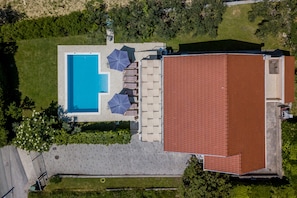 An aerial view of a property with a swimming pool, sun loungers, and umbrellas. - Villa Dalmatica SAVE 20 percent on Split-villas com (Split)