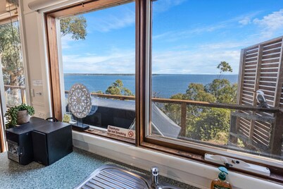 Lakescapes Cottage - Relax & enjoy 180 degrees, uninterrupted water views