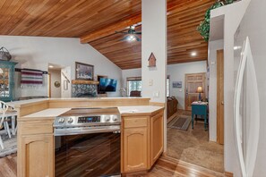 Jääkaappi, mikroaaltouuni, uuni, liesi