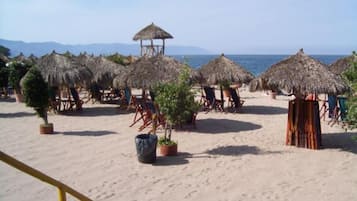 Camastros y toallas de playa