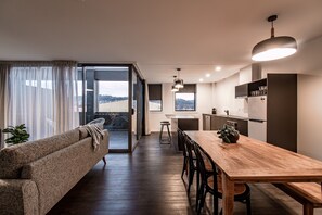 公寓, 多张床 | 起居区 | 43-英寸纯平电视(配备数码频道)、电视、Netflix