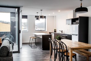 Leilighet, flere senger | Oppholdsområde | En 43-tommers Flatskjerm-TV med digitale kanaler samt TV og Netflix