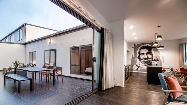 Un interior modern amb zona de menjador, cuina i espai de sala d'estar.