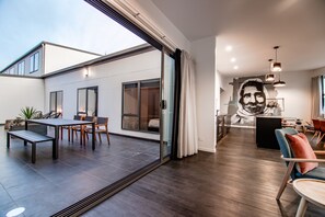 Un interior moderno con comedor, cocina y sala de estar.