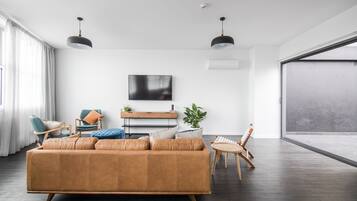 ์ํํธ, ์นจ๋(์ฌ๋ฌ ๊ฐ), ์๋ด ์ ๋ง | ๊ฑฐ์ค ๊ณต๊ฐ | ๋์งํธ ์ฑ๋ ์์ฒญ์ด ๊ฐ๋ฅํ 43์ธ์น ํ๋ฉด TV, TV, ๋ทํ๋ฆญ์ค