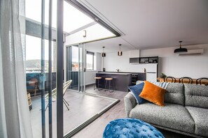 Leilighet, flere senger | Oppholdsområde | En 43-tommers Flatskjerm-TV med digitale kanaler samt TV og Netflix